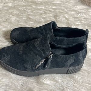 Soul Naturalizer Sneakers Womens size 8.5 W Turner slip on faux fur camo Winter